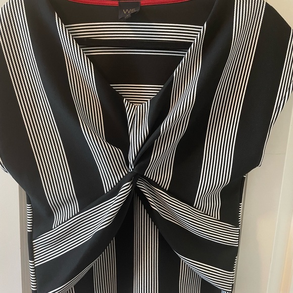 Women’s top. - Picture 1 of 4